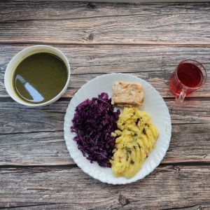 Zdjęcie przedstawia Dietę podstawową: Krem z zielonych warzyw Ziemniaki z koperkiem gotowane Łosoś pieczony Sos cytrynowy Sur&oacute;wka z kapusty czerwonej z olejem Kompot owocowy z jabłkami